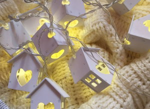 Instalatie de lumini LED Casute de Lemn [1]