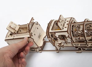Puzzle 3D Locomotiva cu Aburi si Vagon din Lemn Ugears [27]