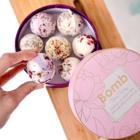 Beauty & Wellness - Set cadou sare de baie 7 arome Floral Fantasy, Bomb Cosmetics