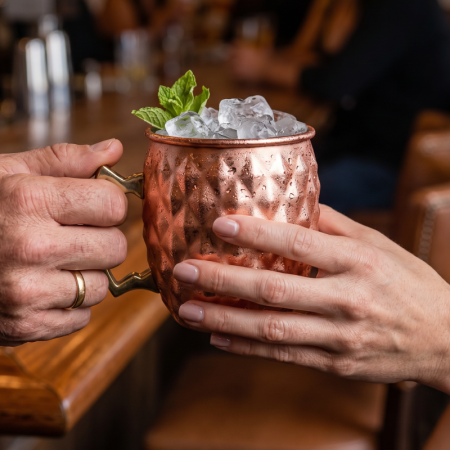 Petrecere - 2 x Cana Moscow Mule din cupru texturat, pahar cocktail premium cu maner