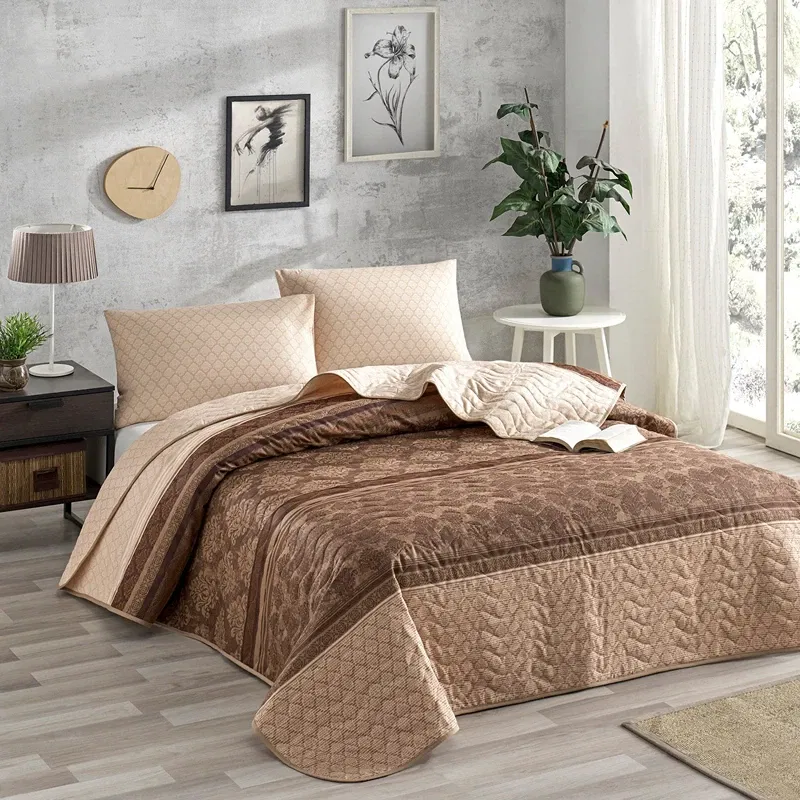 Cuvertura matlasata Creative - Maro, 200x220 cm, 2 fete de perna [0]