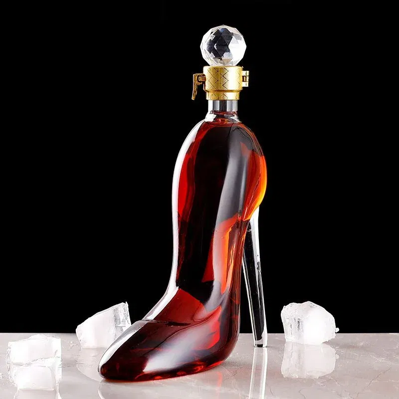 Decantor bauturi Glam Heel, 750 ml [1]