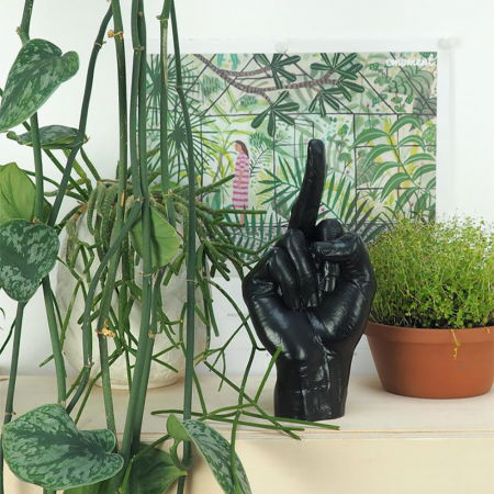 Degetul mijlociu, Sculptura tabu, Black [1]