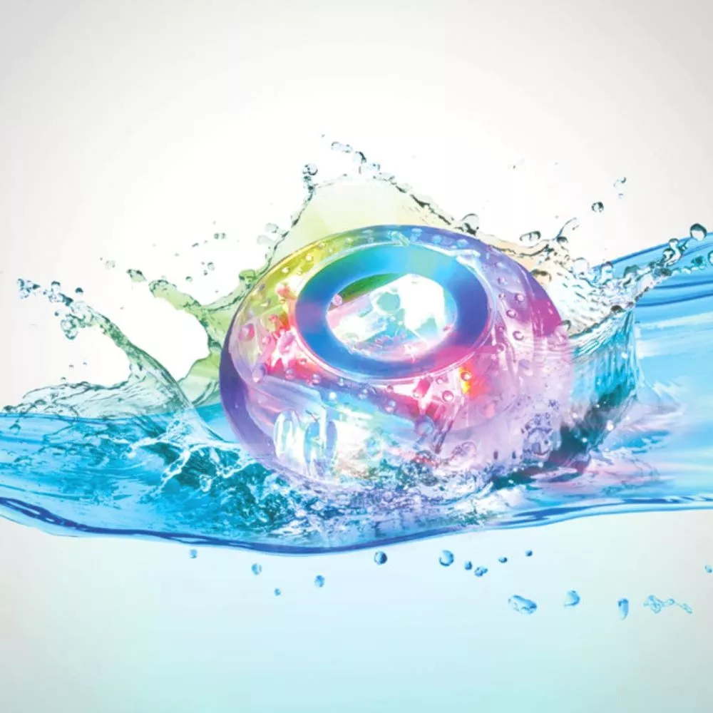 Disco in cada, Baie in lumini colorate [2]