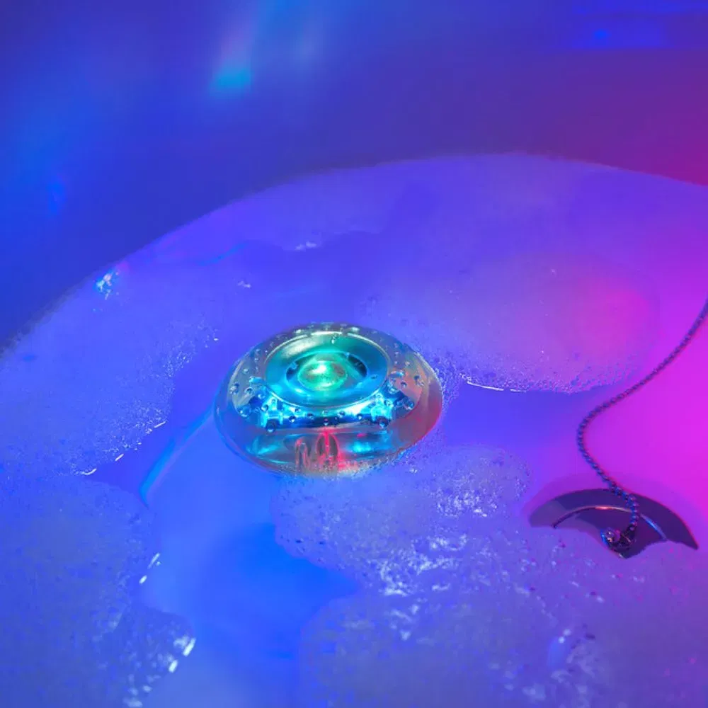 Disco in cada, Baie in lumini colorate [1]