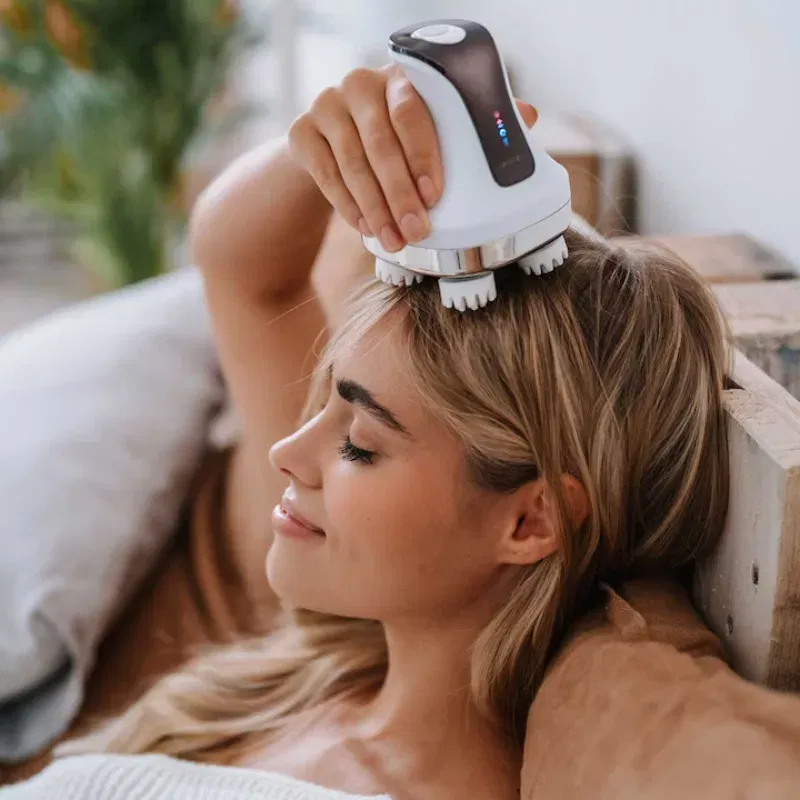 Cadouri pentru Iubita - Dispozitiv masaj capilar cu afisare LED