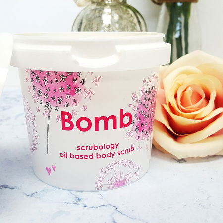 Exfoliant corp Scrubology Bomb Cosmetics [1]