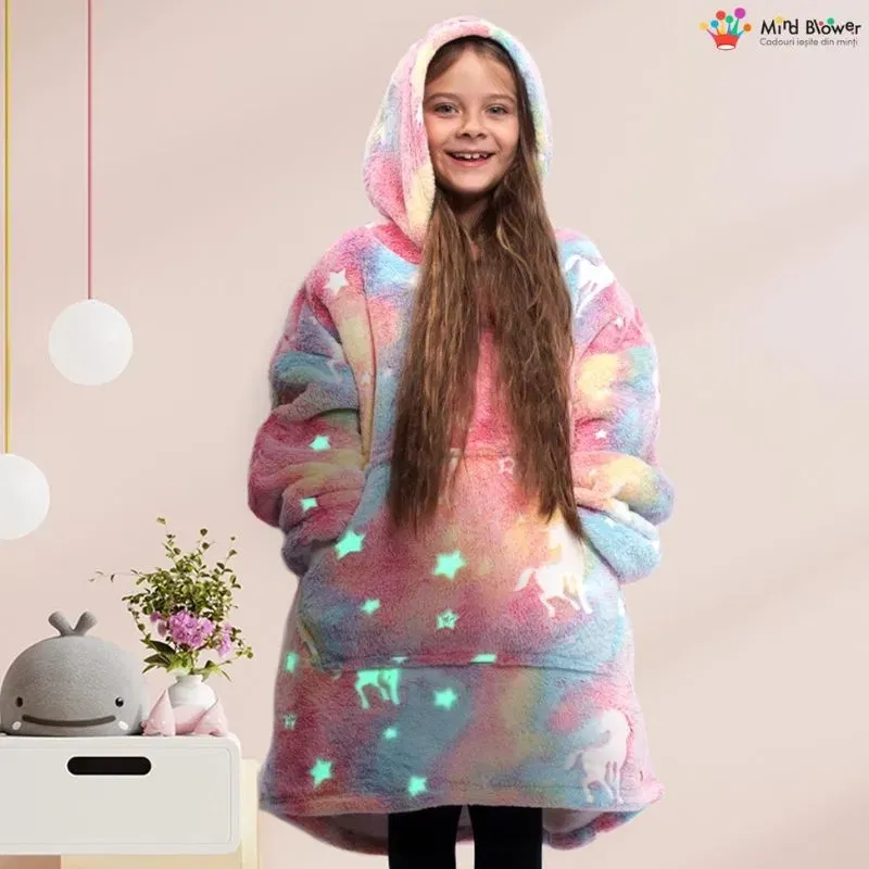 Cadouri Fete - Hanorac patura cu maneci fete Unicorn Fosforescent cu buzunar cangur Flanel & Polar 440g/mp 105 cm
