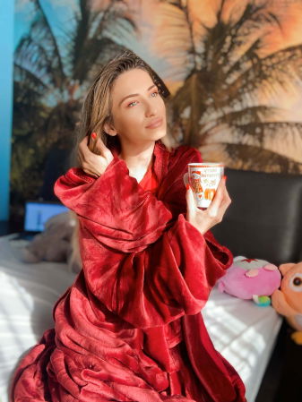 Patura cu maneci, buzunar si prindere la spate, Super Catifelata, 340g/mp, Rosie [19]