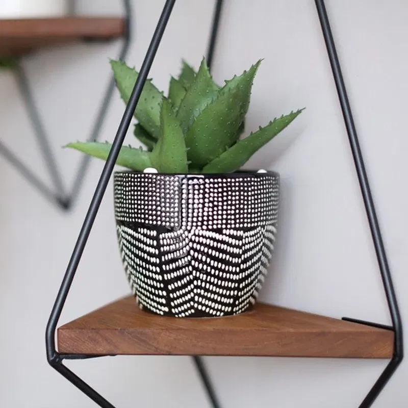 Raft decorativ de perete, nuc-negru, 60 cm, cadru metalic triunghiular [1]