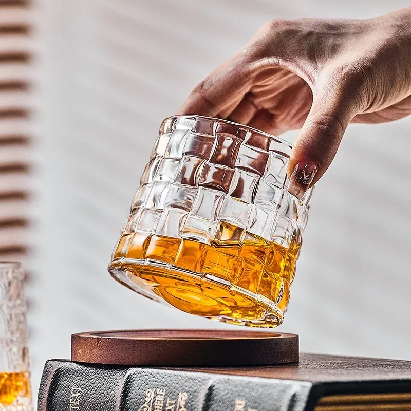 Set 4 Pahare whiskey Rotativ cu baza din lemn [4]