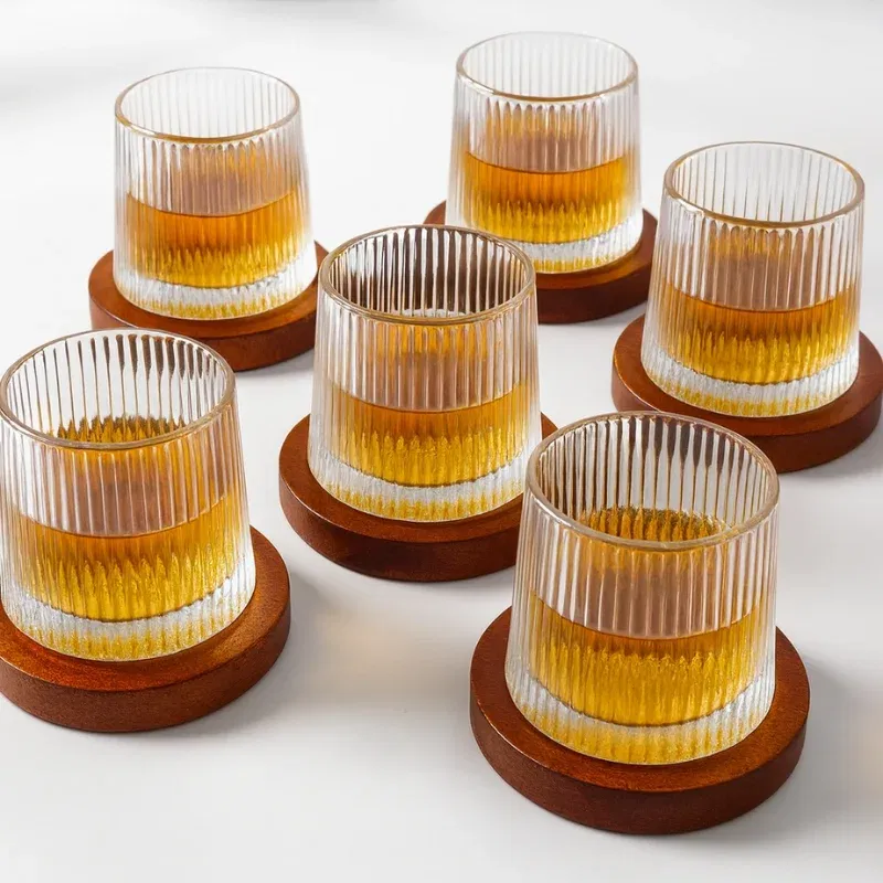 Cadouri de Casa Noua - Set 6 Pahare whiskey Stripes cu baza din lemn