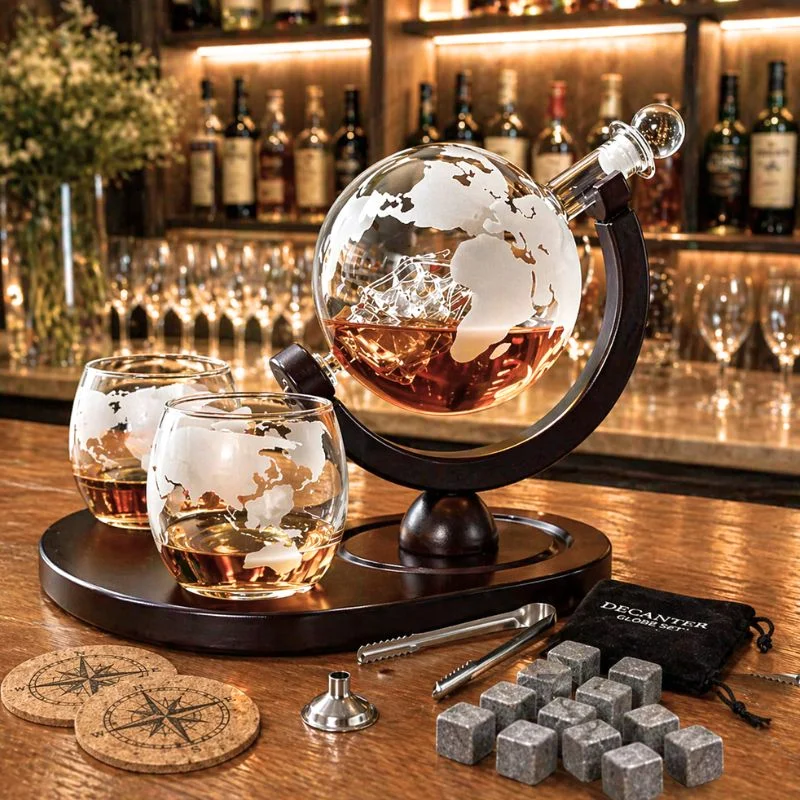 Petrecere - Set cadou decantor Glob Pamantesc cu doua pahare Deluxe