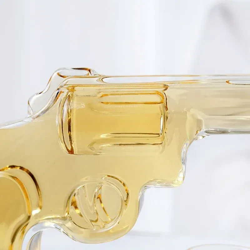 Set cadou decantor Pistol si 2 pahare cu glont [8]