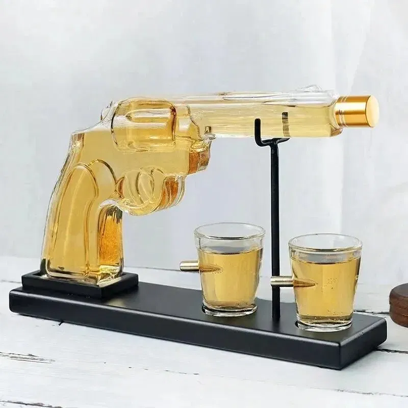 Set cadou decantor Pistol si 2 pahare cu glont [5]