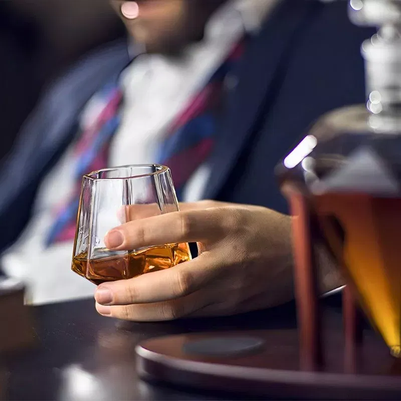 Set cadou decantor Sticla Diamant cu doua pahare Deluxe [2]