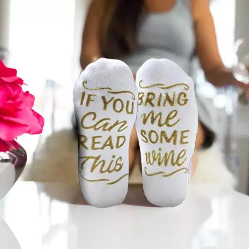 Cadouri Majorat - Sosete amuzante Bring Me Wine albe cu mesaj auriu