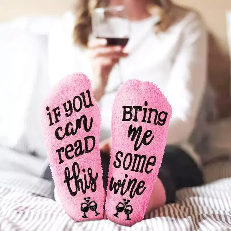 Cadouri pentru Iubita - Sosete amuzante Bring Me Wine Briose roz