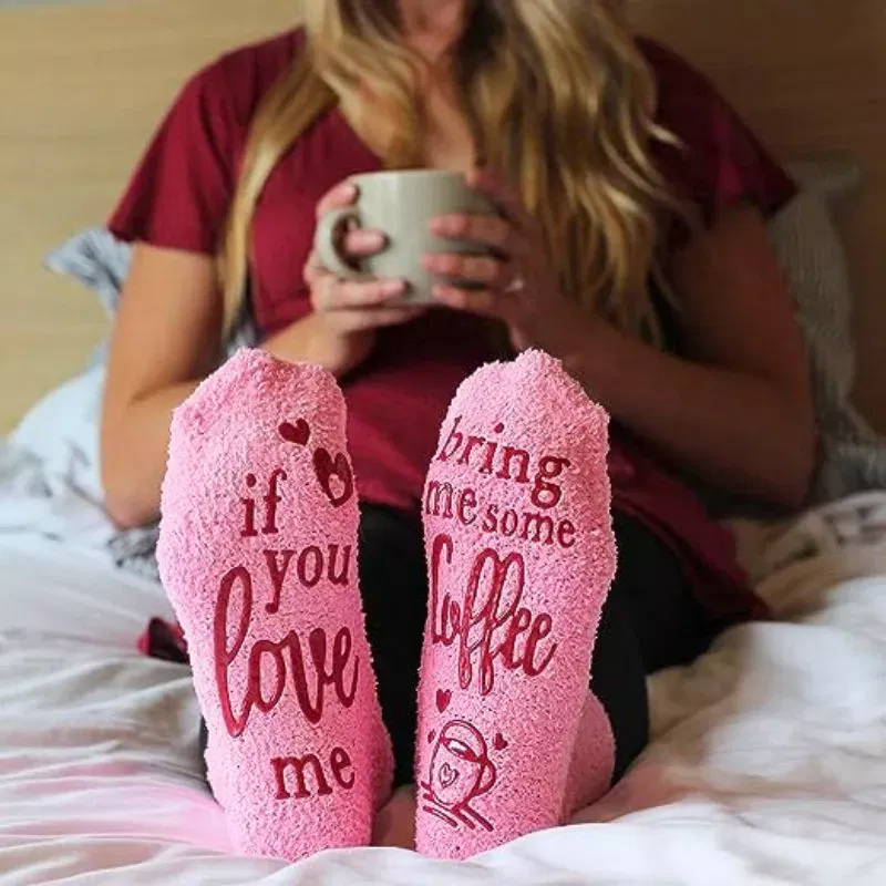 Cadouri pentru Iubita - Sosete amuzante If you love me Bring Me Coffee Briose roz