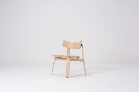 Gazzda - Nora Lounge Chair with solid oak structure, oak backrest and upholstered seat Main Line Flax
