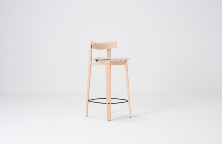 Gazzda - Bar chair with backrest Nora Solid oak base, backrest in oak veneer and upholstered seat Main Line Flax Gazzda