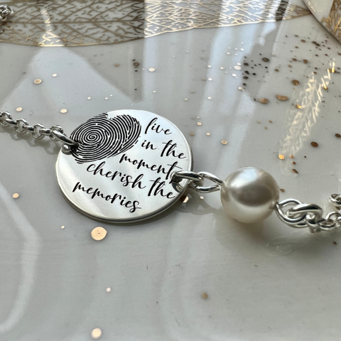 Cadouri personalizate iubita / sotie - Bratara argint personalizata banut si perla - Live in the Moments
