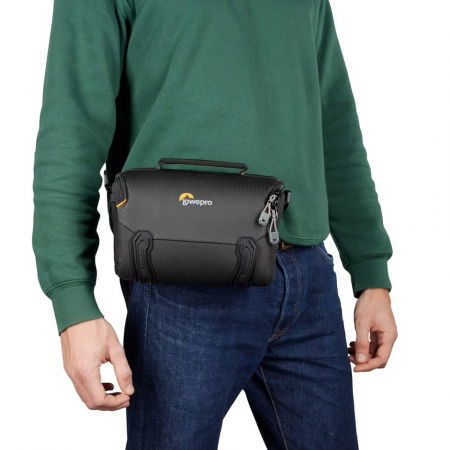 Lowepro Adventura SH 140 III [7]