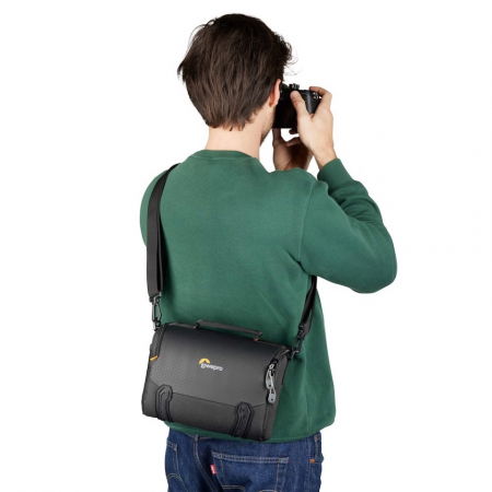 Lowepro Adventura SH 140 III [6]