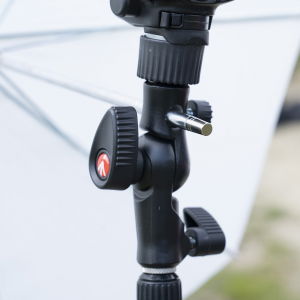Manfrotto Smart Tilt suport umbrela cu patina pentru blitz [10]