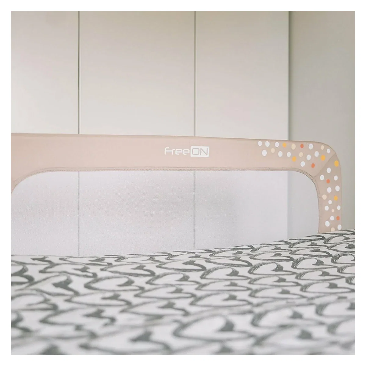 Bariera de protectie pentru pat bebe, Rabatabila, Instalare usoara, Dimensiune 135 x 57 cm, FreeON, Little Dots, Beige [2]