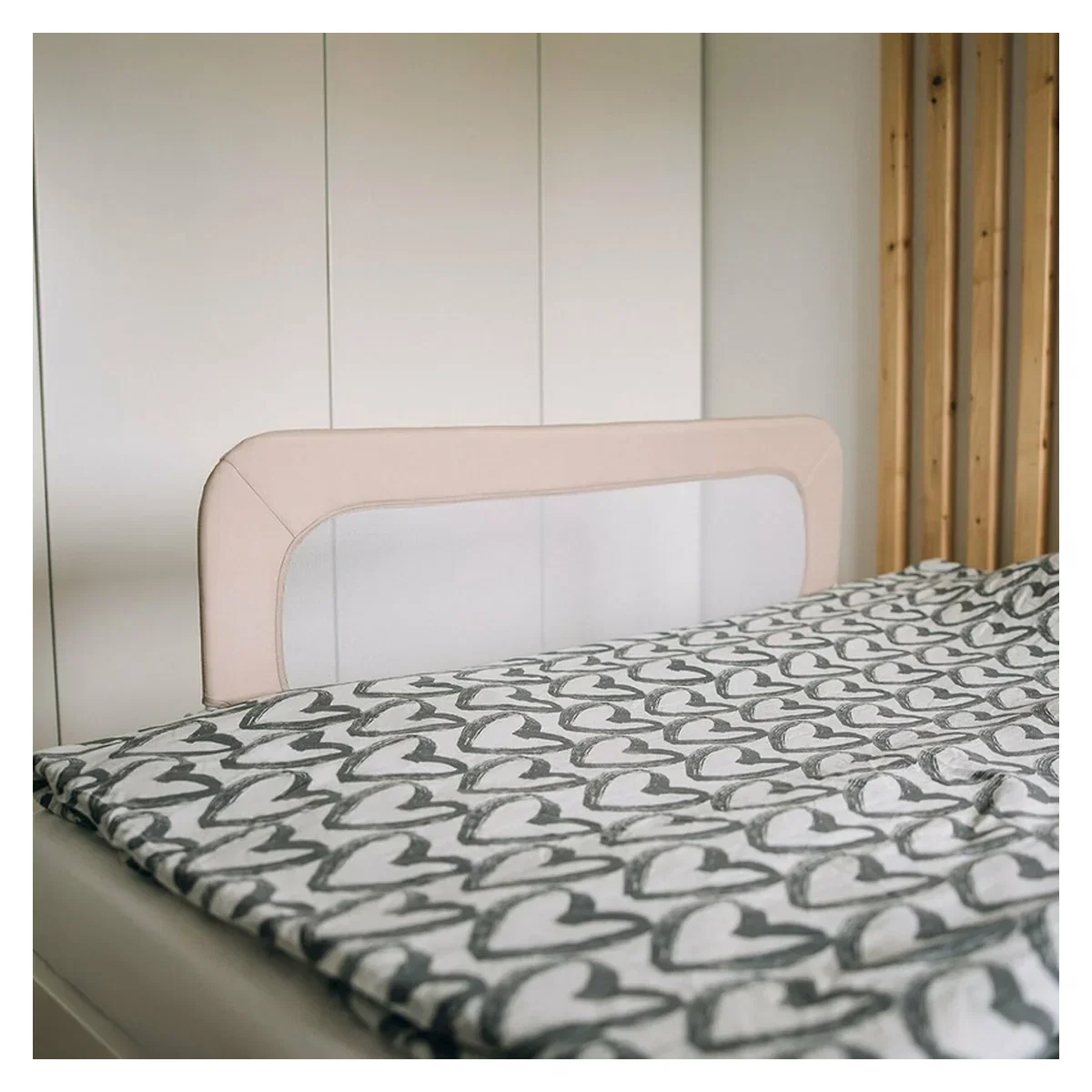 Bariera de protectie pentru pat bebe, Rabatabila, Instalare usoara, Dimensiune 135 x 57 cm, FreeON, Little Dots, Beige [1]