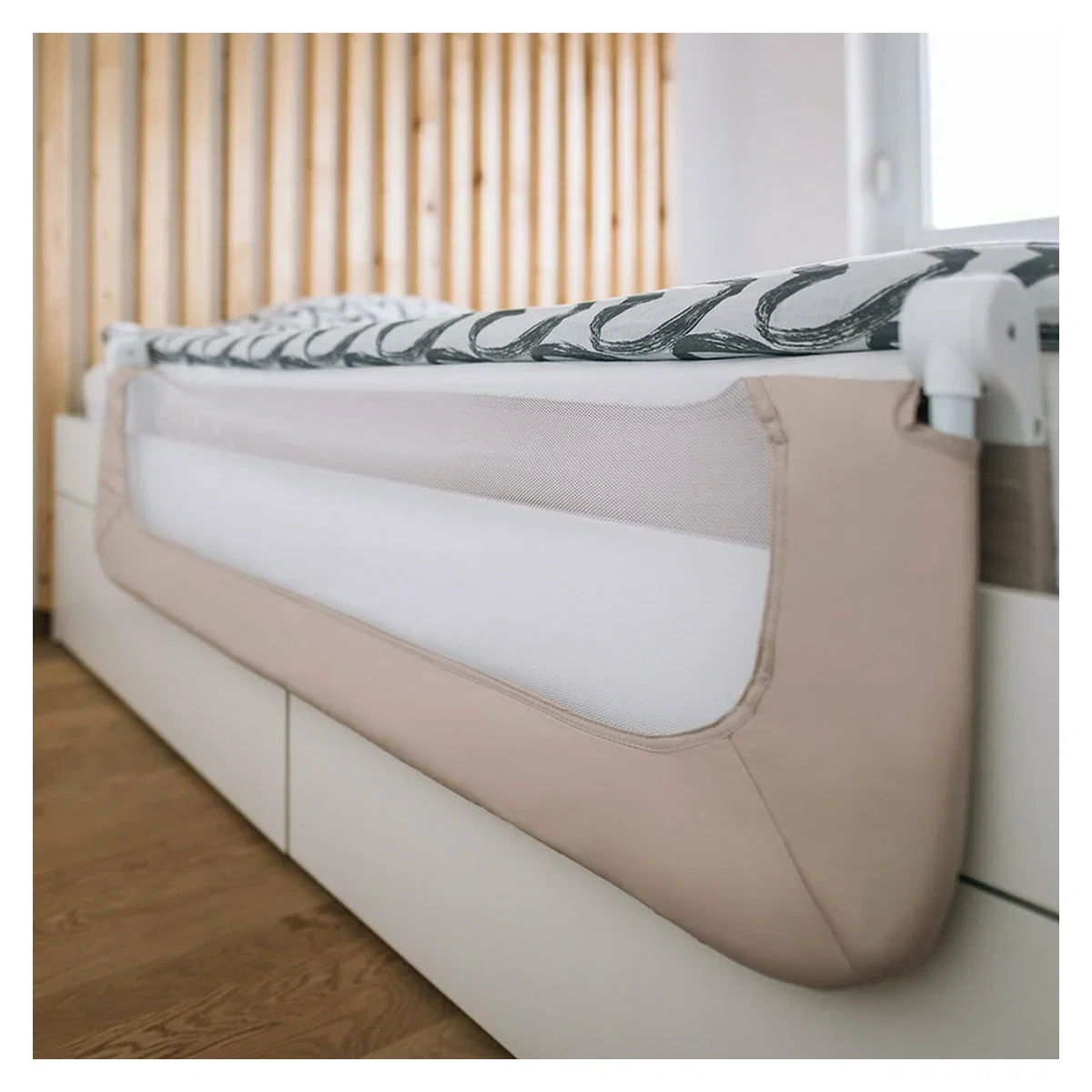 Bariera de protectie pentru pat bebe, Rabatabila, Instalare usoara, Dimensiune 135 x 57 cm, FreeON, Little Dots, Beige [5]
