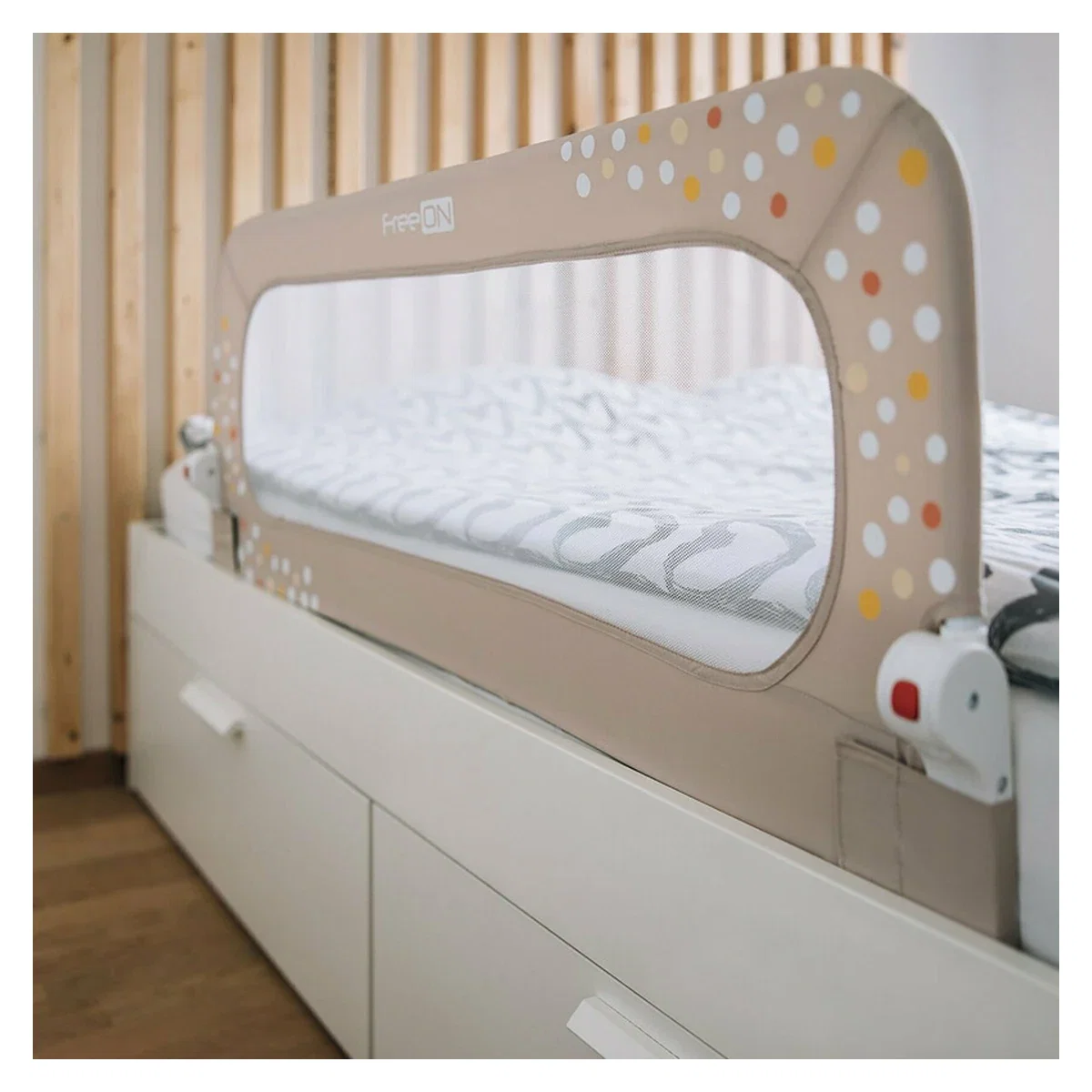 Bariera de protectie pentru pat bebe, Rabatabila, Instalare usoara, Dimensiune 135 x 57 cm, FreeON, Little Dots, Beige [3]