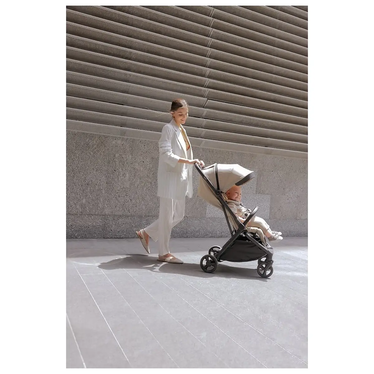 Carucior sport, Jane, Clap, Sistem compact de pliere care permite transportul caruciorului la bordul aeronavei, Cadru [1]