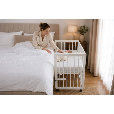 Patut co-sleeper, Qmini, Dalia, Multifunctional, 90x50 cm, Din lemn de pin, Reglabil pe orice treapta de inaltime la patul parintilor, Sistem de ancorare si roti cu frana incluse, Alb + Saltea 8 cm [1]