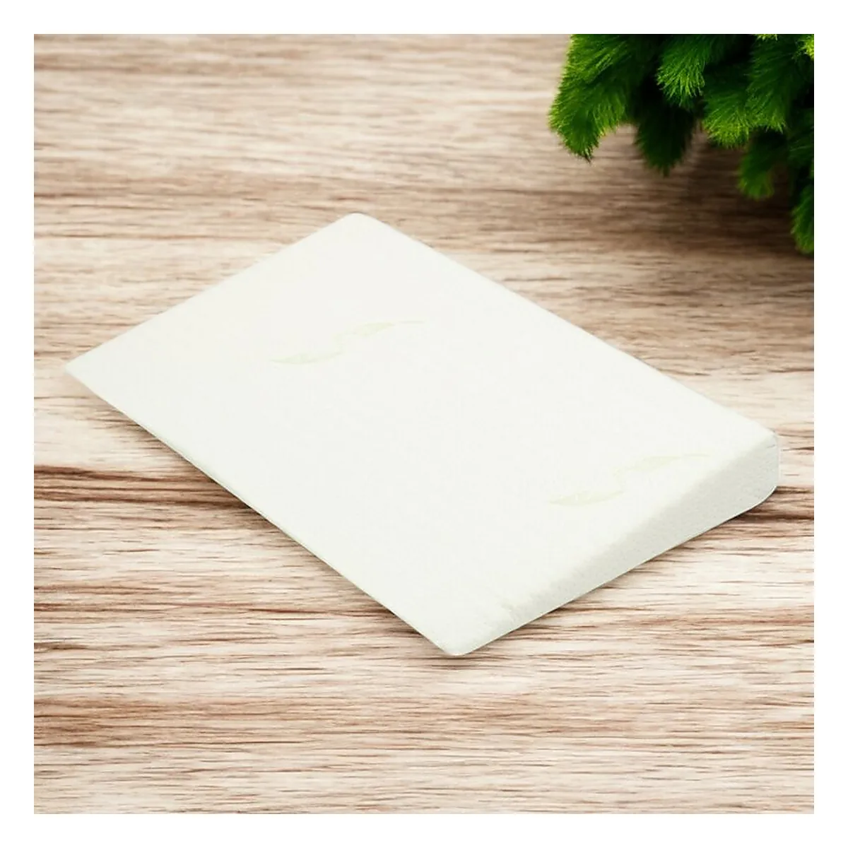 Perna inclinata din spuma poliuretanica New Baby, 60x38x7 cm, 0 luni+, Alb [1]