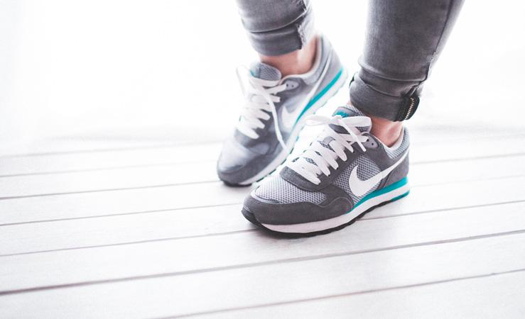 10 exerciții pentru a rămâne în formă în timp ce faceți curățenie în casă