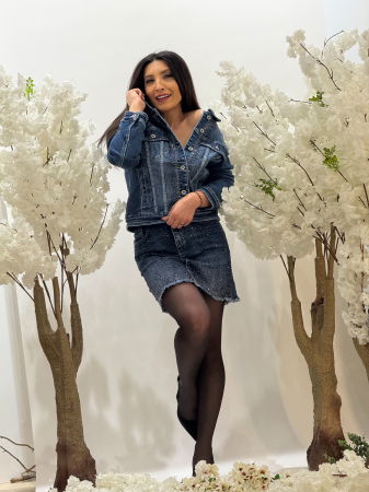 Geaca albastra de blugi cu pietricele aplicate