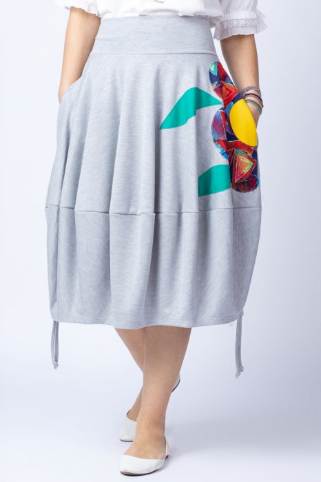 Fusta gri midi tip lalea, cu aplicatie cusuta in forma de floare si sireturi laterale [1]
