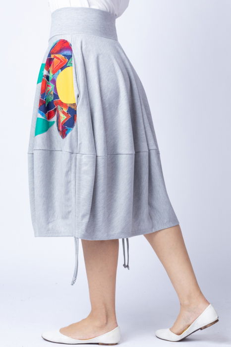 Fusta gri midi tip lalea, cu aplicatie cusuta in forma de floare si sireturi laterale [3]