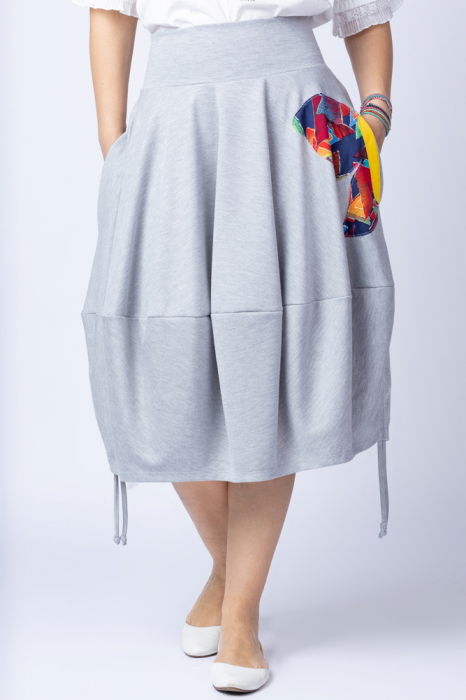 Fusta gri midi tip lalea, cu aplicatie cusuta in forma de fluture si sireturi laterale [1]