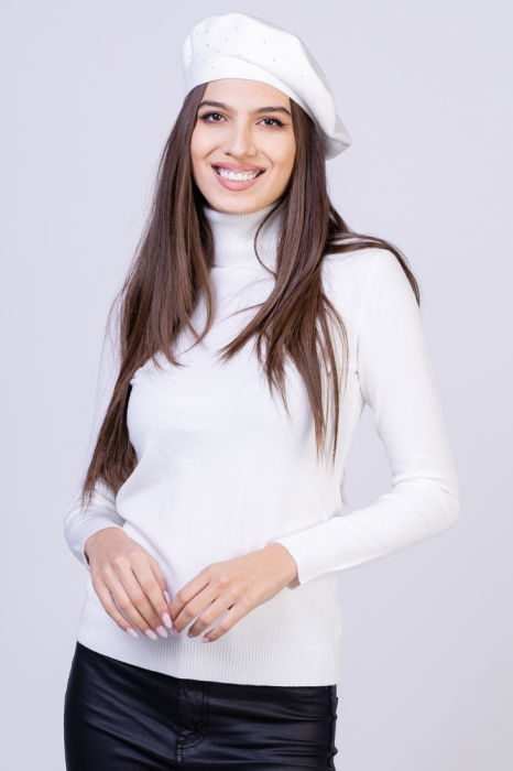 Bereta alba clasica, cu strasuri foarte fine aplicate pe toata suprafata, din bumbac si lana [2]