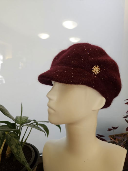 Bereta bordo cu cozoroc si paiete foarte fine pe toata suprafata, captusita in interior [3]