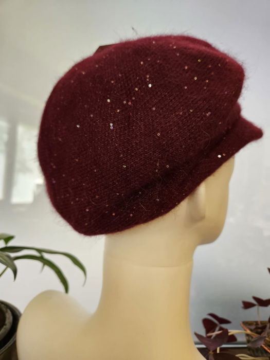 Bereta bordo cu cozoroc si paiete foarte fine pe toata suprafata, captusita in interior [5]