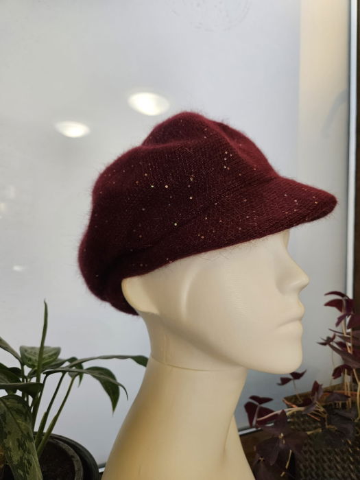 Bereta bordo cu cozoroc si paiete foarte fine pe toata suprafata, captusita in interior [4]