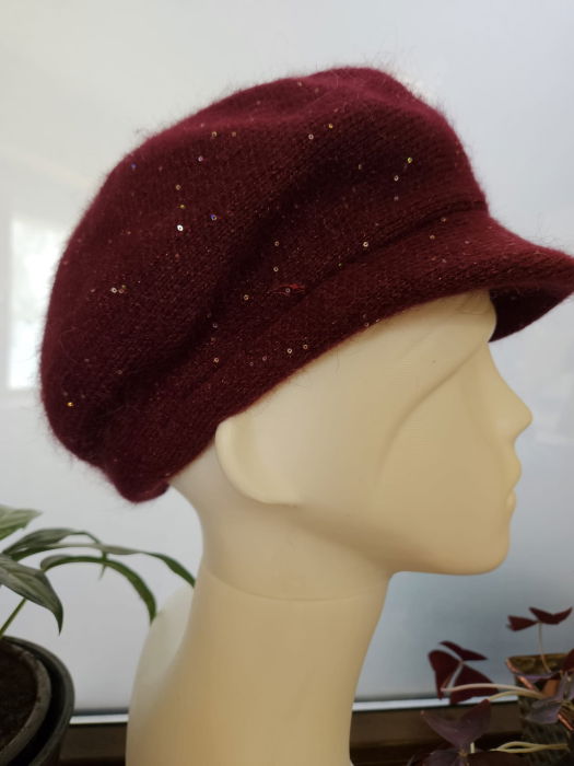 Bereta bordo cu cozoroc si paiete foarte fine pe toata suprafata, captusita in interior [6]