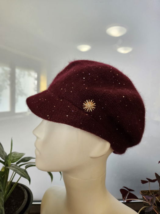 Bereta bordo cu cozoroc si paiete foarte fine pe toata suprafata, captusita in interior [7]