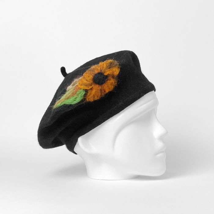 Bereta frantuzeasca neagra din stofa de lana subtire cu floare impaslita manual [2]
