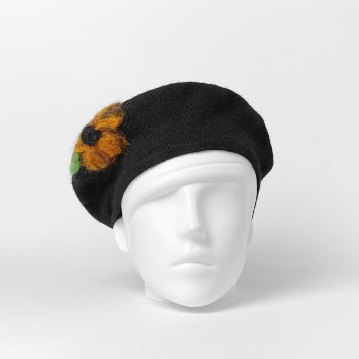 Bereta frantuzeasca neagra din stofa de lana subtire cu floare impaslita manual [3]