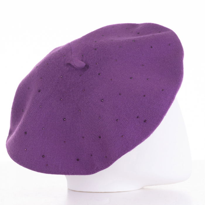 Bereta mov clasica, cu strasuri foarte fine aplicate pe toata suprafata, din bumbac si lana [2]
